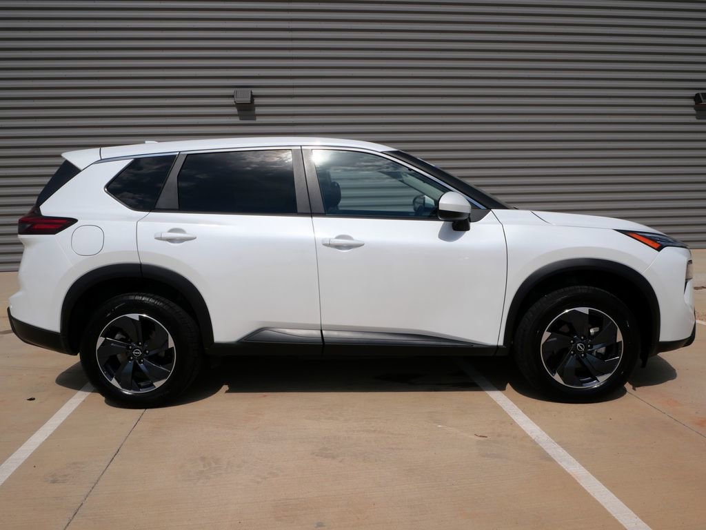 Used 2024 Nissan Rogue SV AWD/4WD image 2