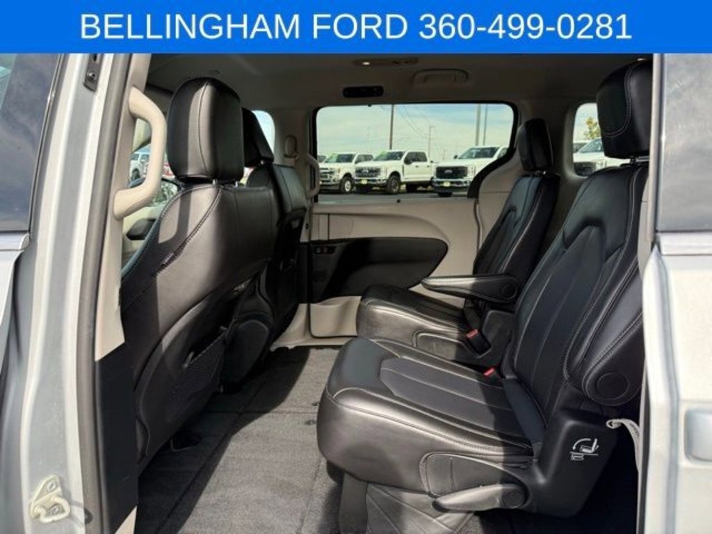 Used 2024 Chrysler Pacifica Touring-L image 36