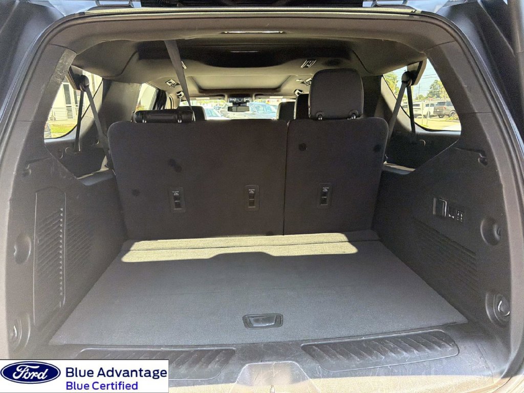Used 2023 Chevrolet Suburban LT w/ Luxury Package RWD image 11
