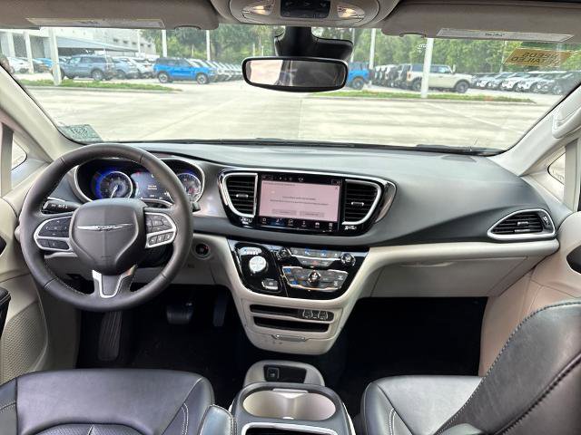 Used 2024 Chrysler Pacifica Touring-L FWD image 8