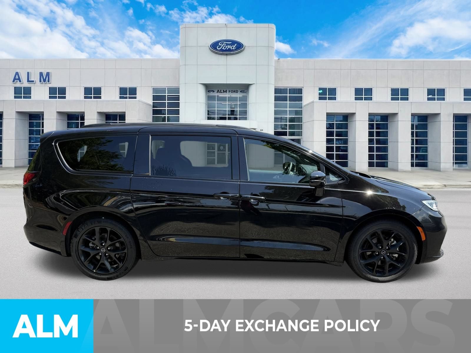Used 2025 Chrysler Pacifica Limited FWD image 3