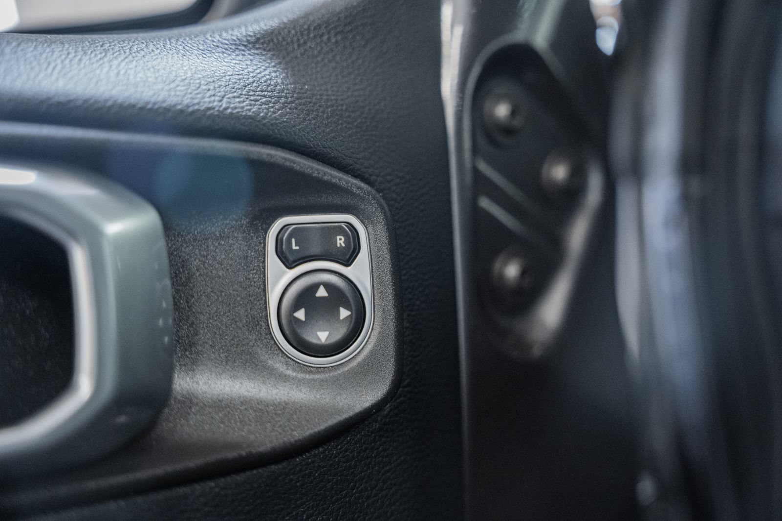 Used 2018 Jeep Wrangler Unlimited Sahara AWD/4WD image 46