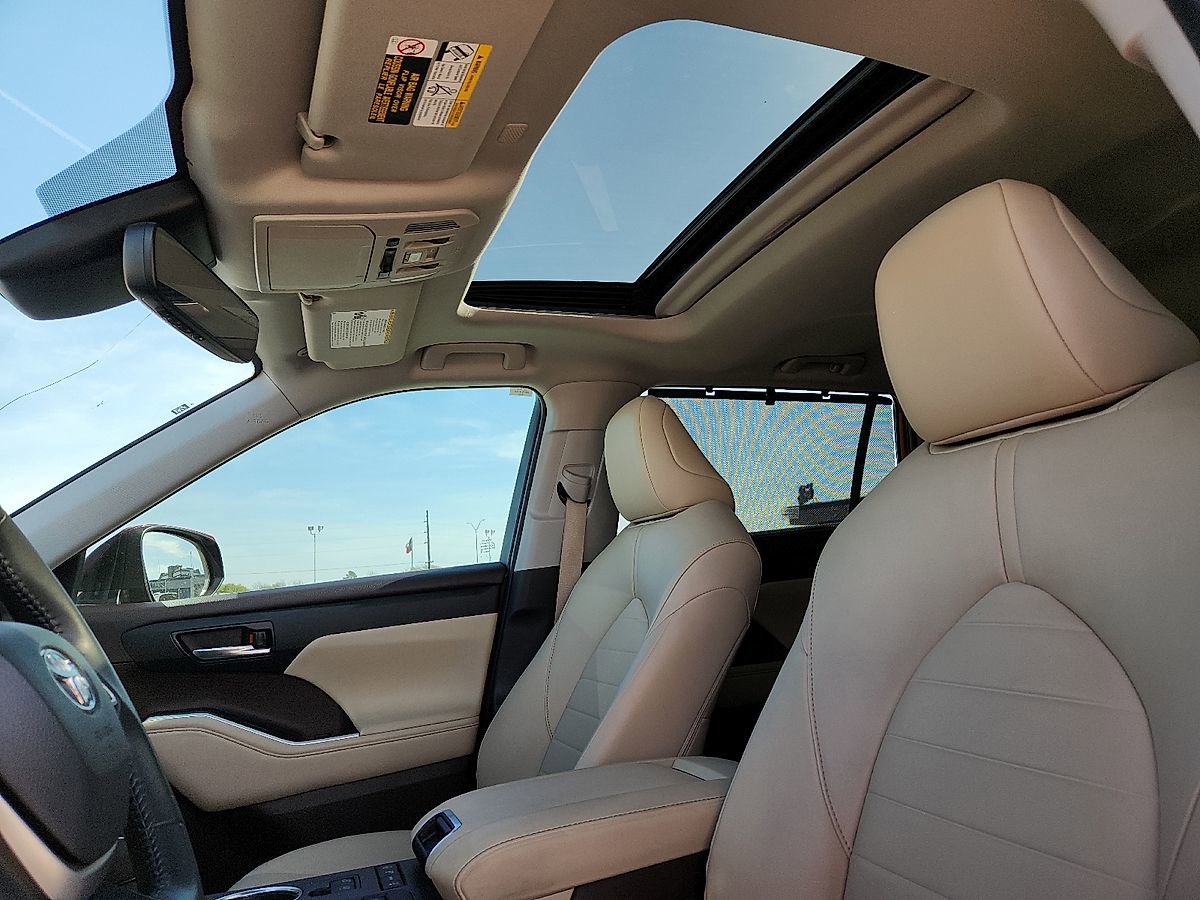 Used 2022 Toyota Highlander XLE AWD/4WD image 7