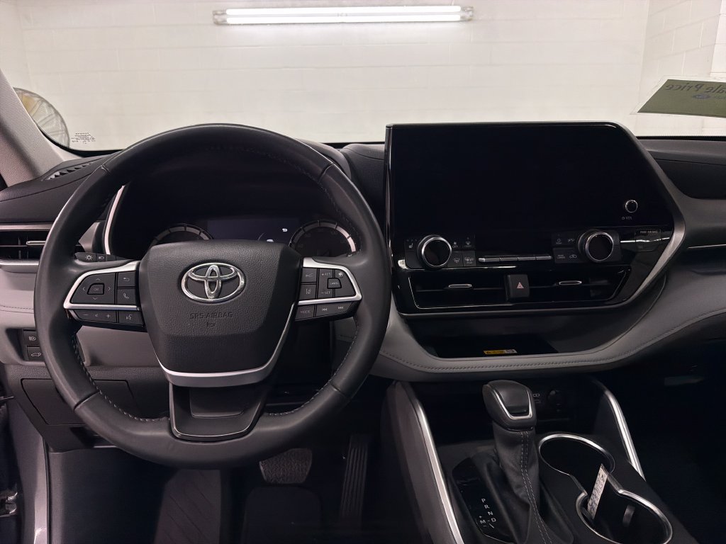 Used 2024 Toyota Highlander XLE FWD image 9