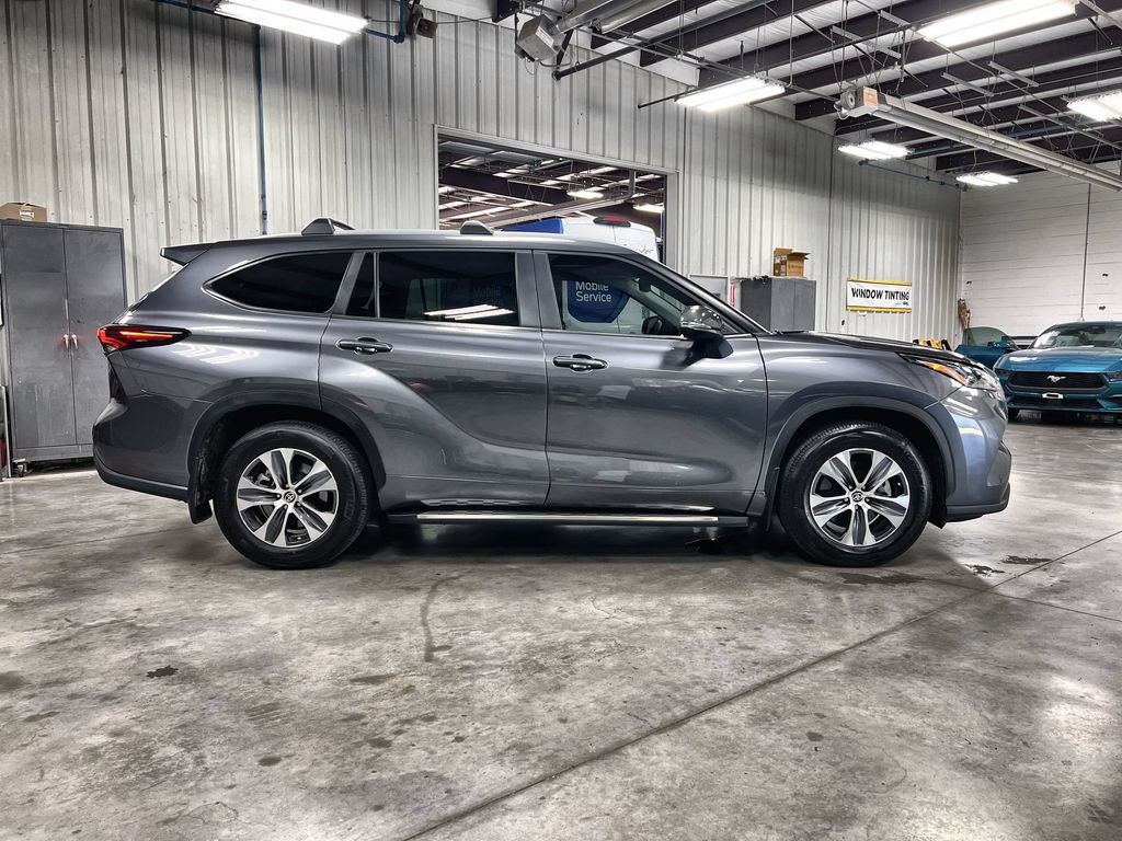 Used 2024 Toyota Highlander XLE FWD image 9