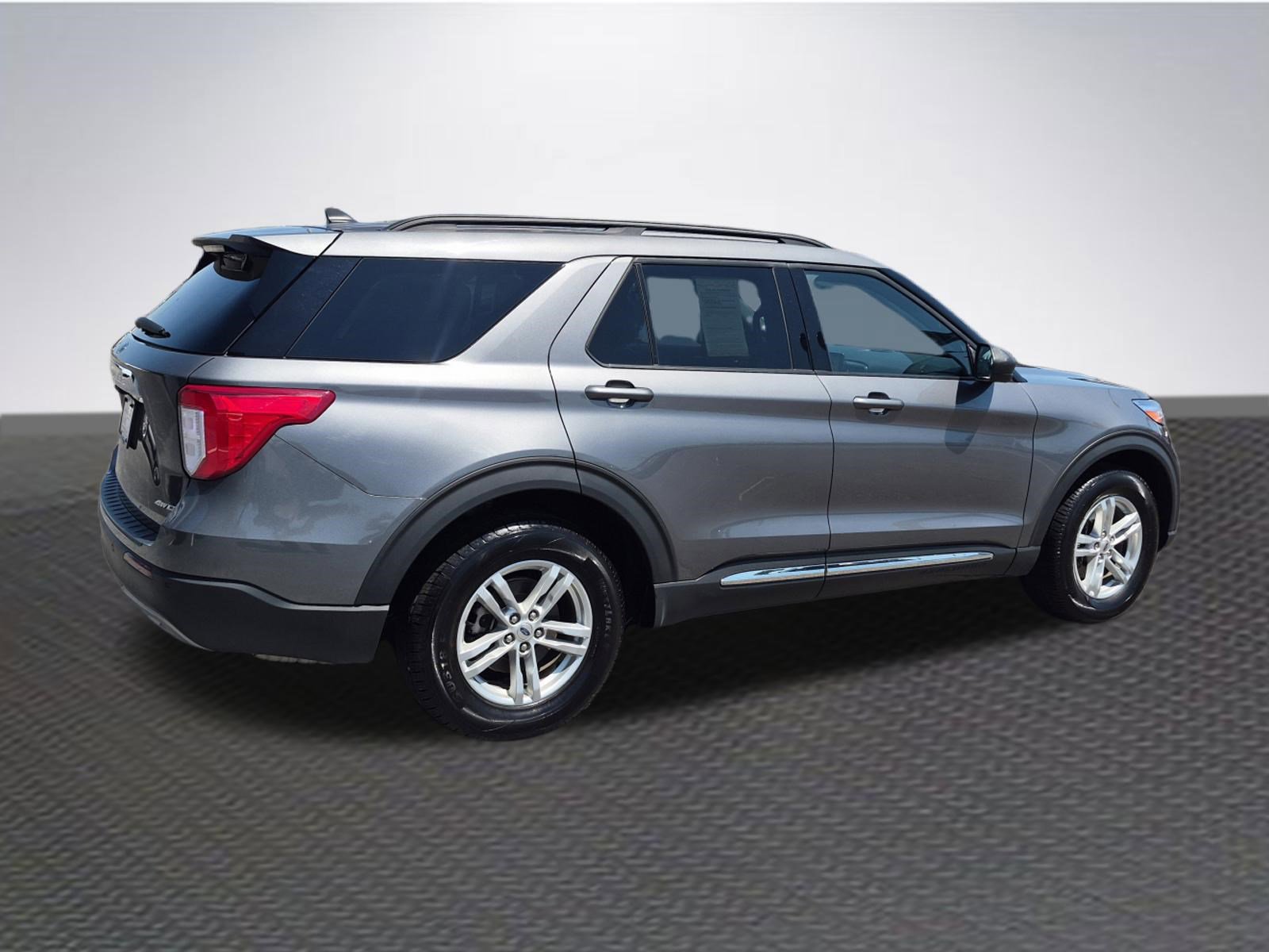 Certified 2024 Ford Explorer XLT w/ Equipment Group 202A AWD/4WD image 4