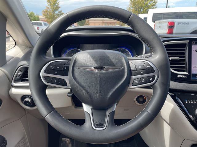 Used 2024 Chrysler Pacifica Touring-L FWD image 12