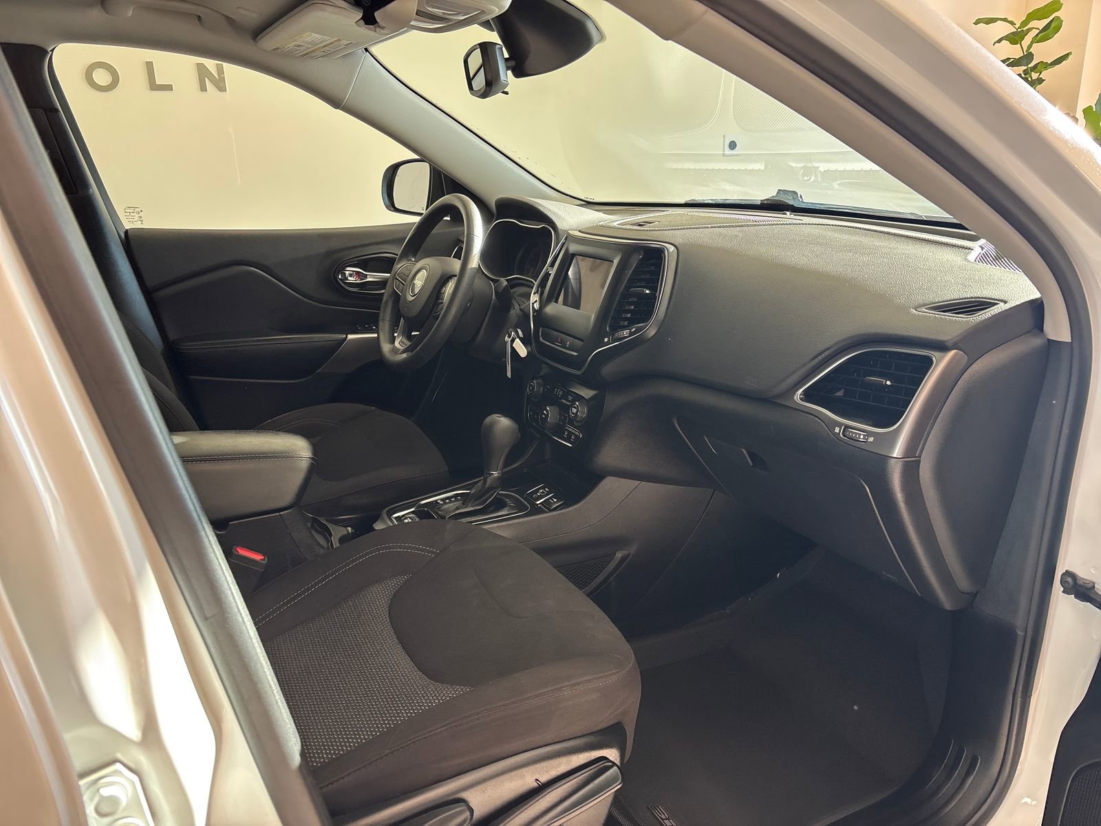 Used 2021 Jeep Cherokee Latitude FWD image 6