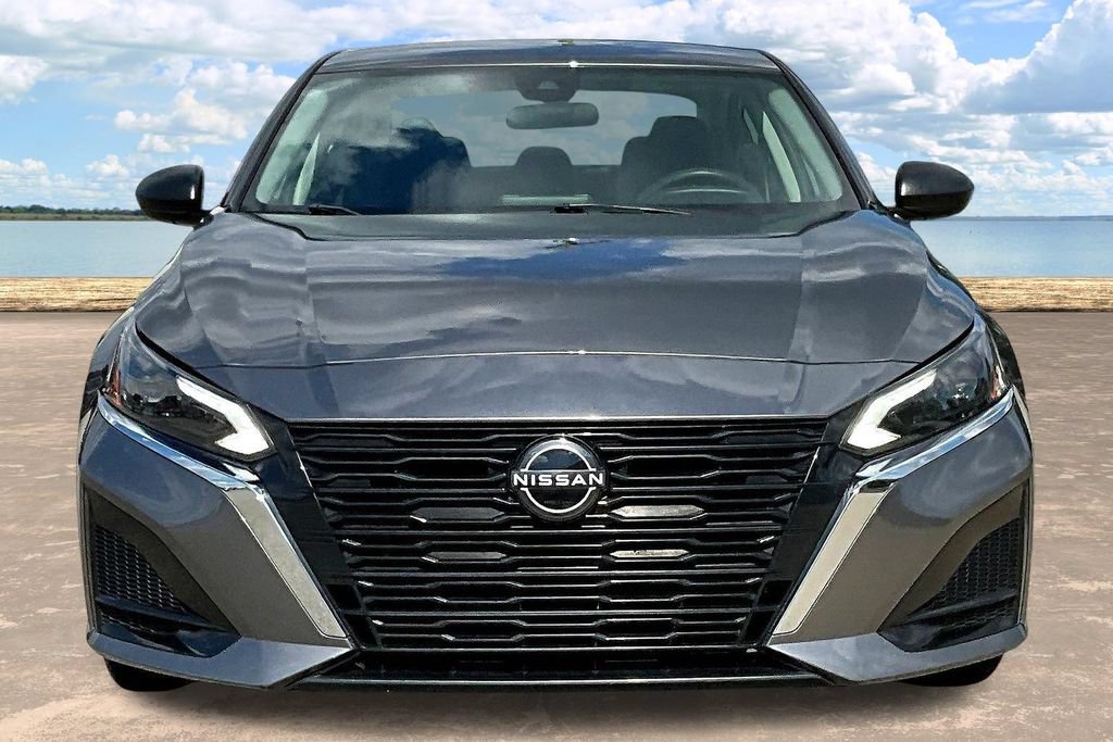 Used 2024 Nissan Altima 2.5 SV FWD image 2