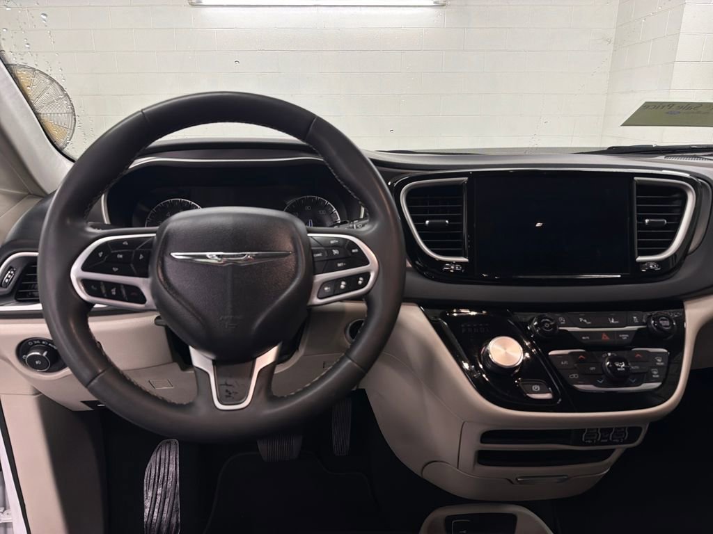 Used 2024 Chrysler Pacifica Touring-L image 12