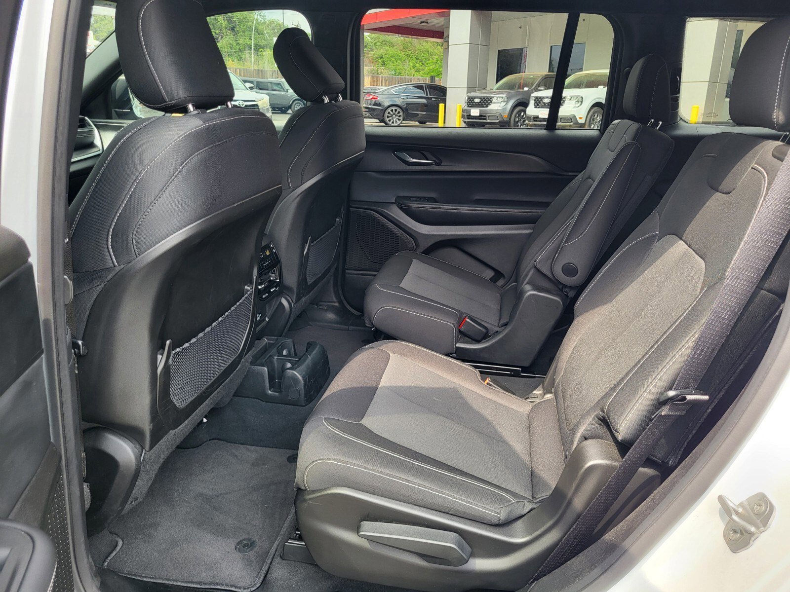 Used 2025 Jeep Grand Cherokee L Laredo image 17