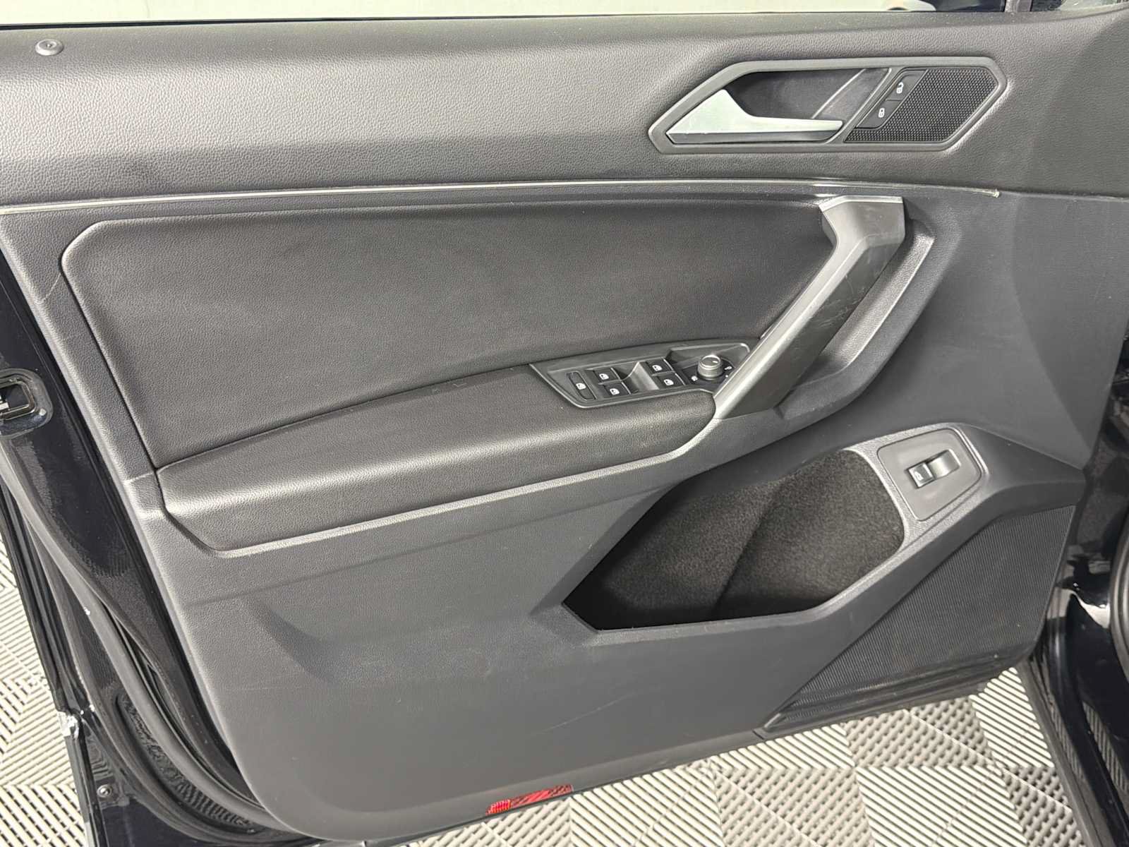 Used 2021 Volkswagen Tiguan SEL AWD/4WD image 14