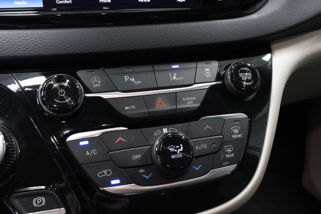 Used 2023 Chrysler Pacifica Touring-L FWD image 34