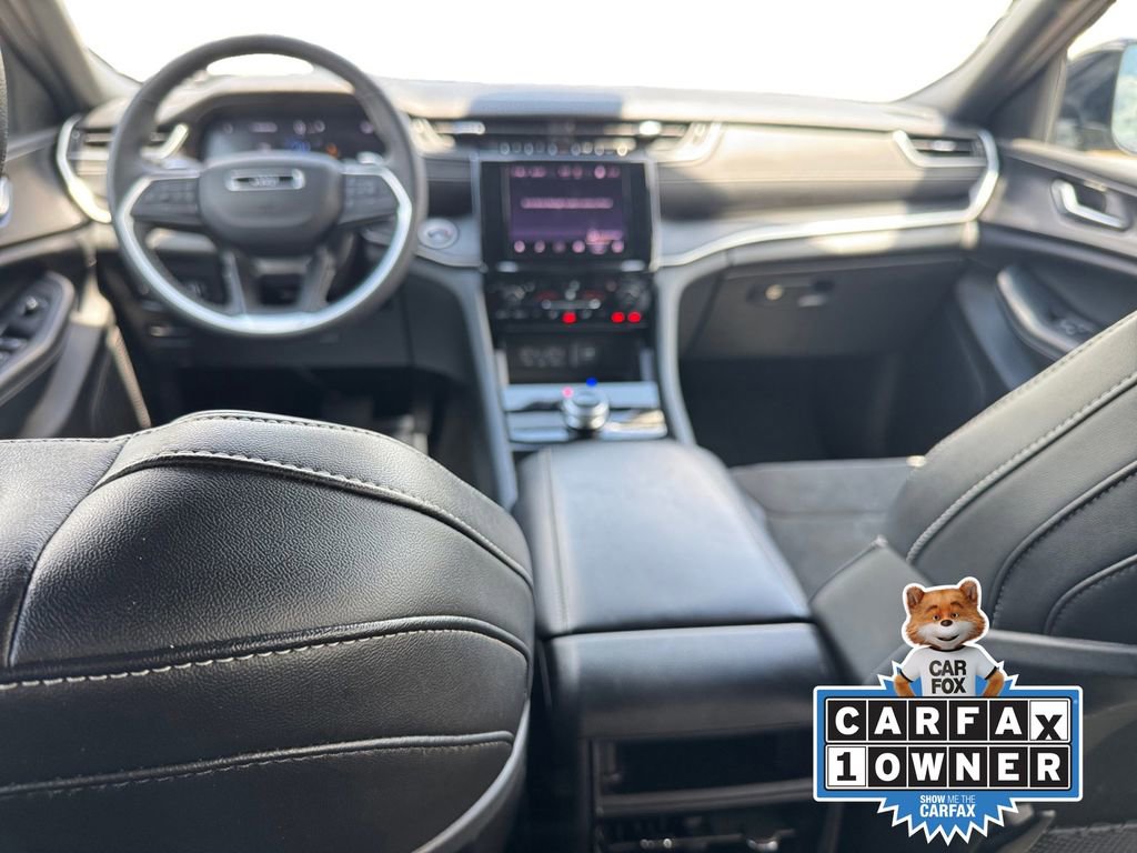 Used 2025 Jeep Grand Cherokee Altitude AWD/4WD image 12