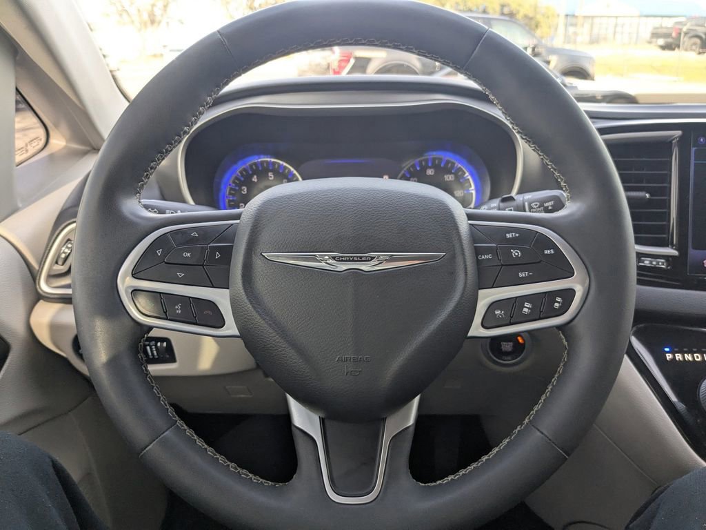 Used 2022 Chrysler Pacifica Touring-L image 27