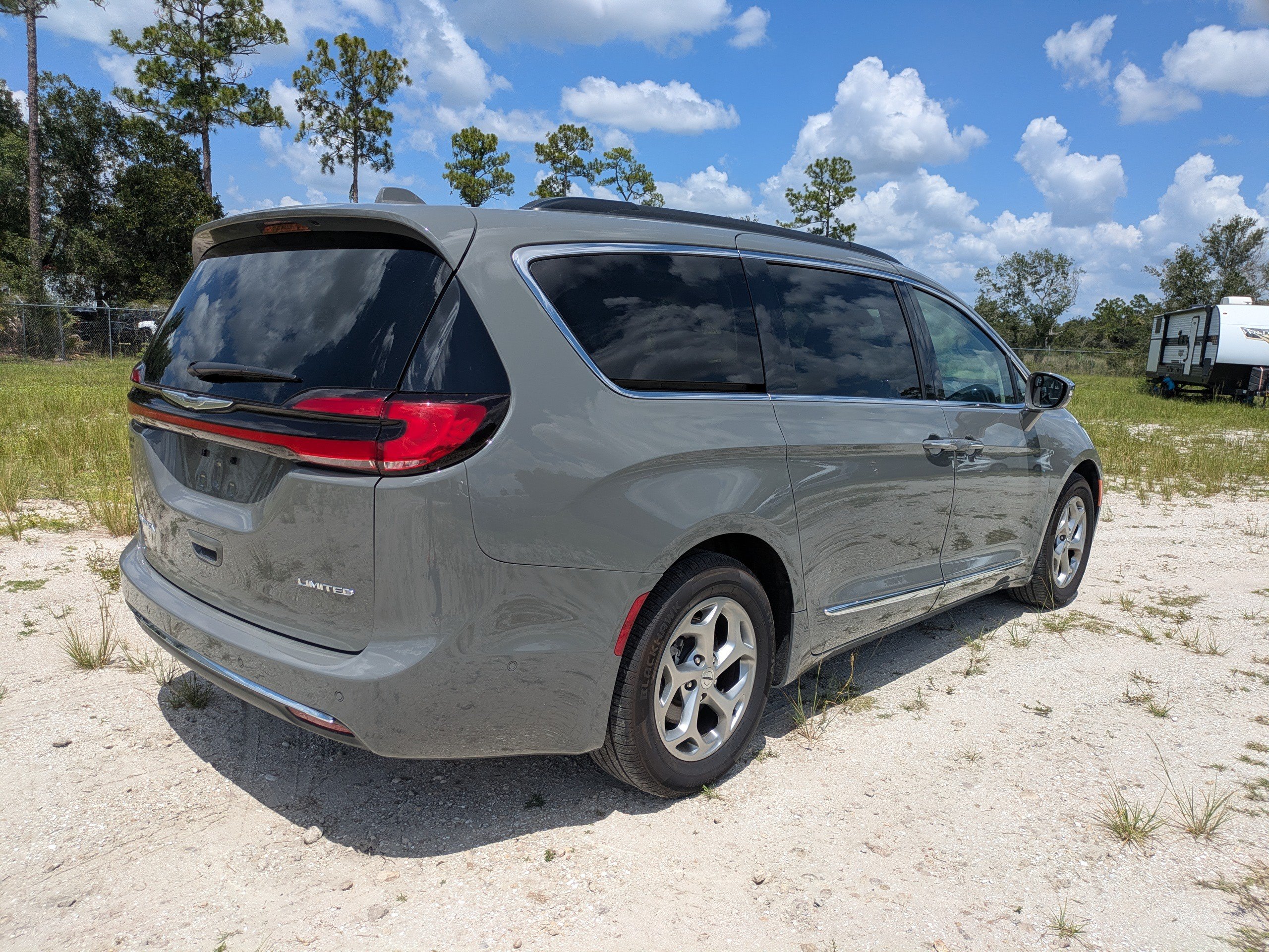 Used 2022 Chrysler Pacifica Limited FWD image 4