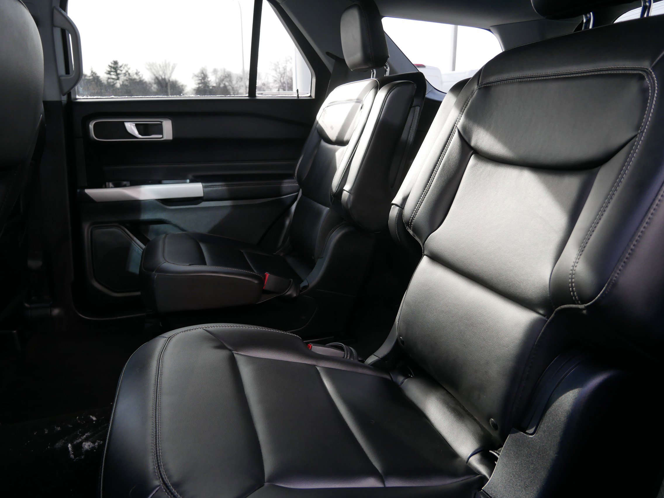 Certified 2022 Ford Explorer XLT w/ Equipment Group 202A image 7