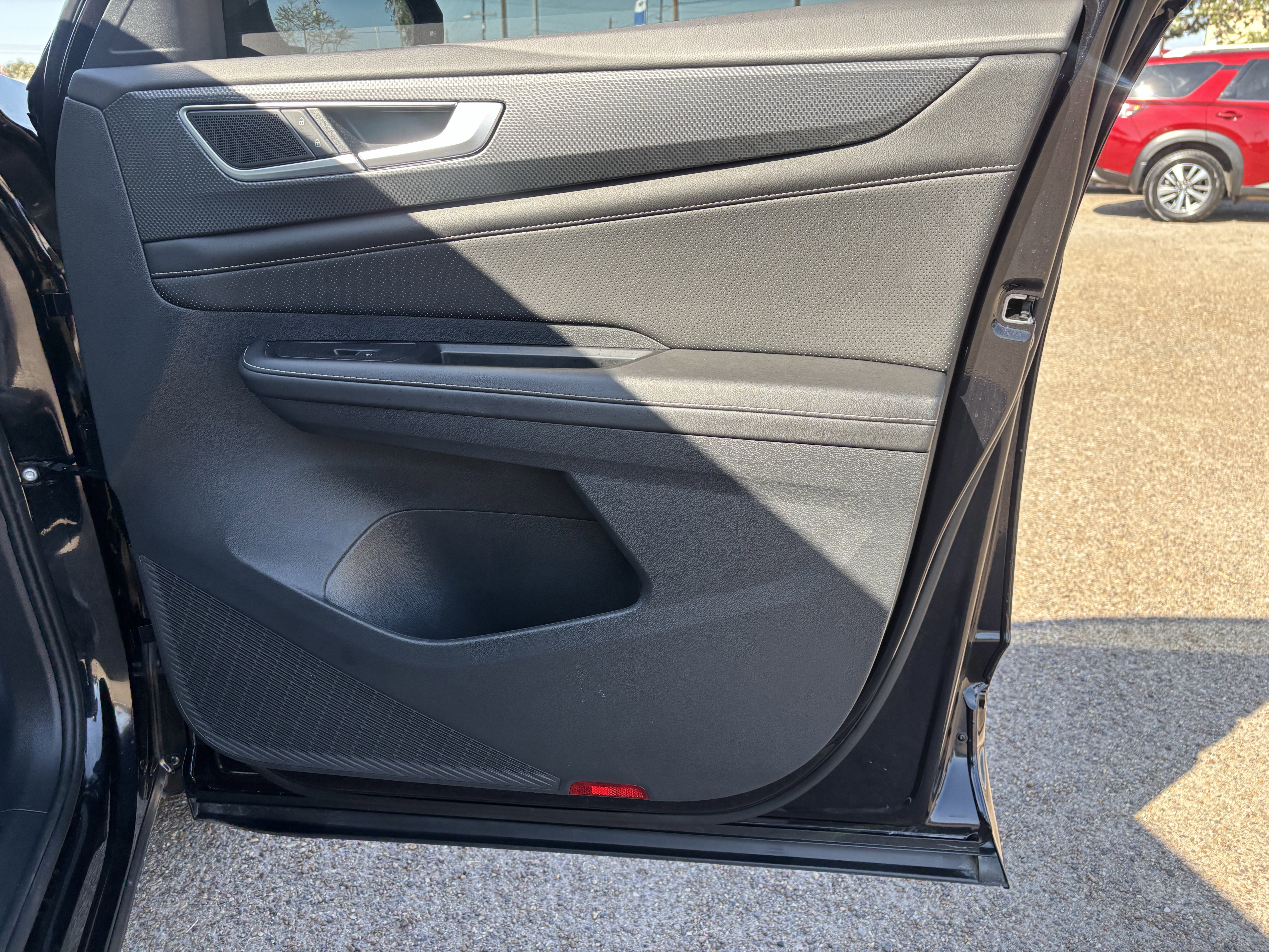 Used 2025 Volkswagen Atlas Cross Sport SEL R-Line image 24