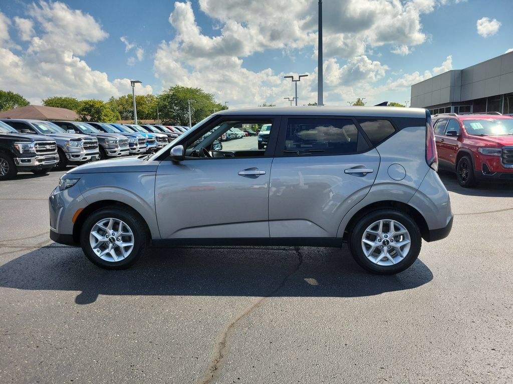 Used 2025 Kia Soul LX w/ LX Technology Package FWD image 7