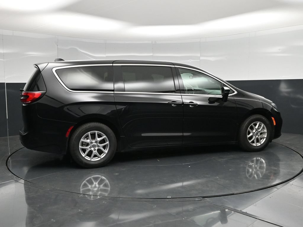 Used 2024 Chrysler Pacifica Touring-L FWD image 2