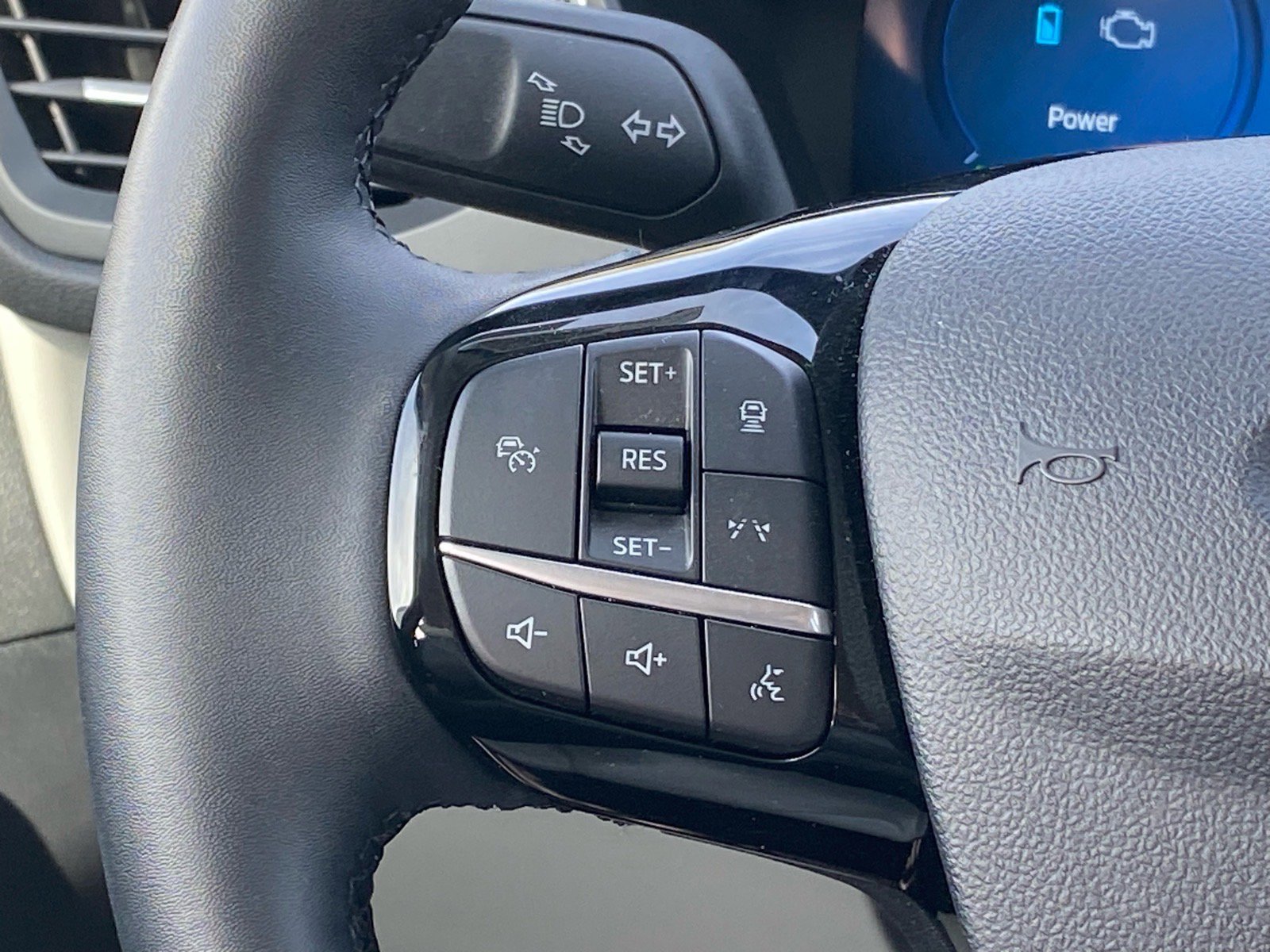 Certified 2025 Ford Escape Platinum w/ Premium Technology Package AWD/4WD image 9
