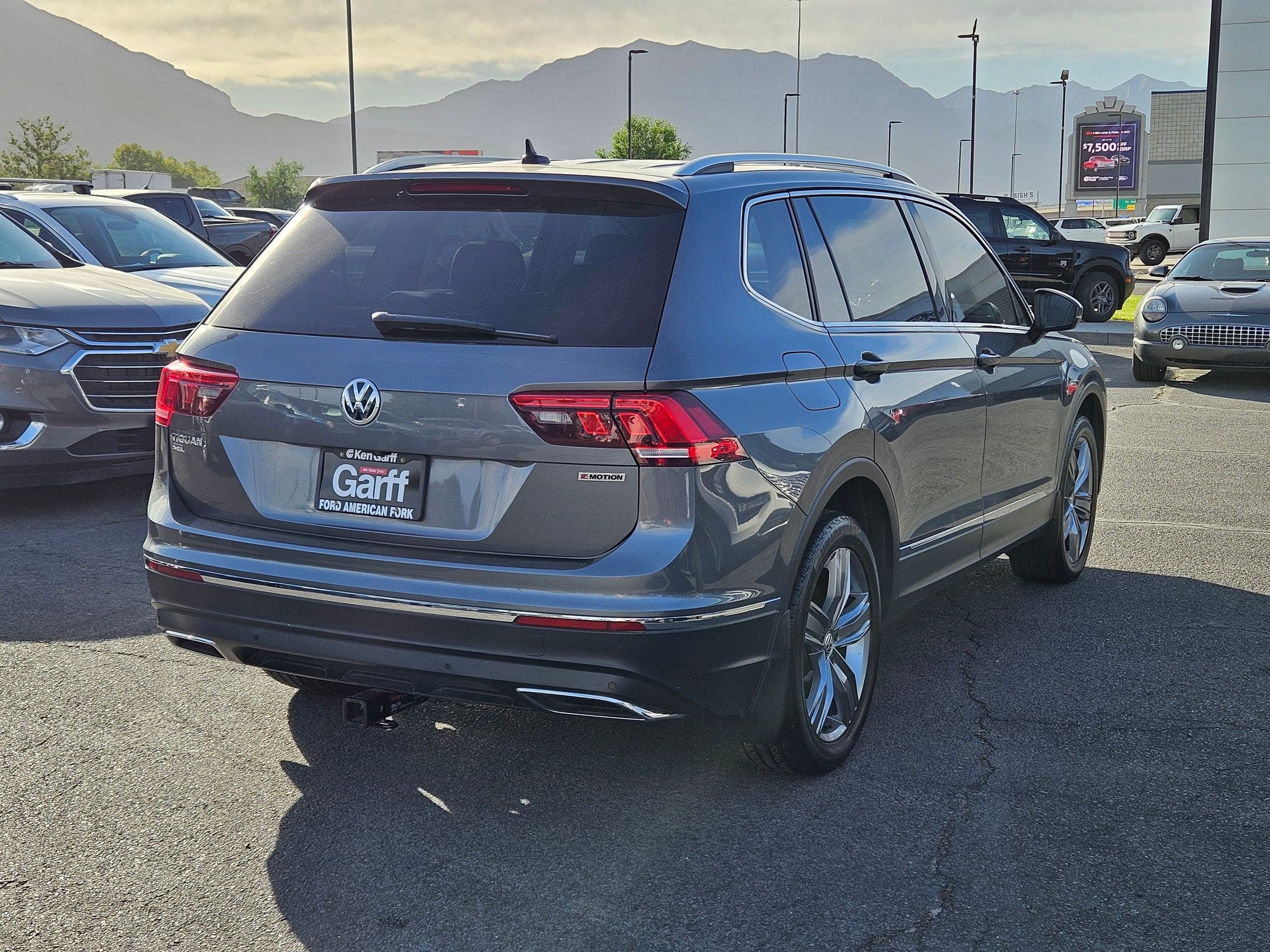 Used 2020 Volkswagen Tiguan SEL w/ 3rd Row Seat Package AWD/4WD image 3