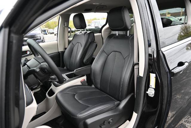 Used 2024 Chrysler Pacifica Touring-L AWD/4WD image 21