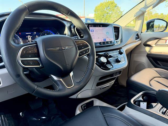 Used 2024 Chrysler Pacifica Touring-L FWD image 5