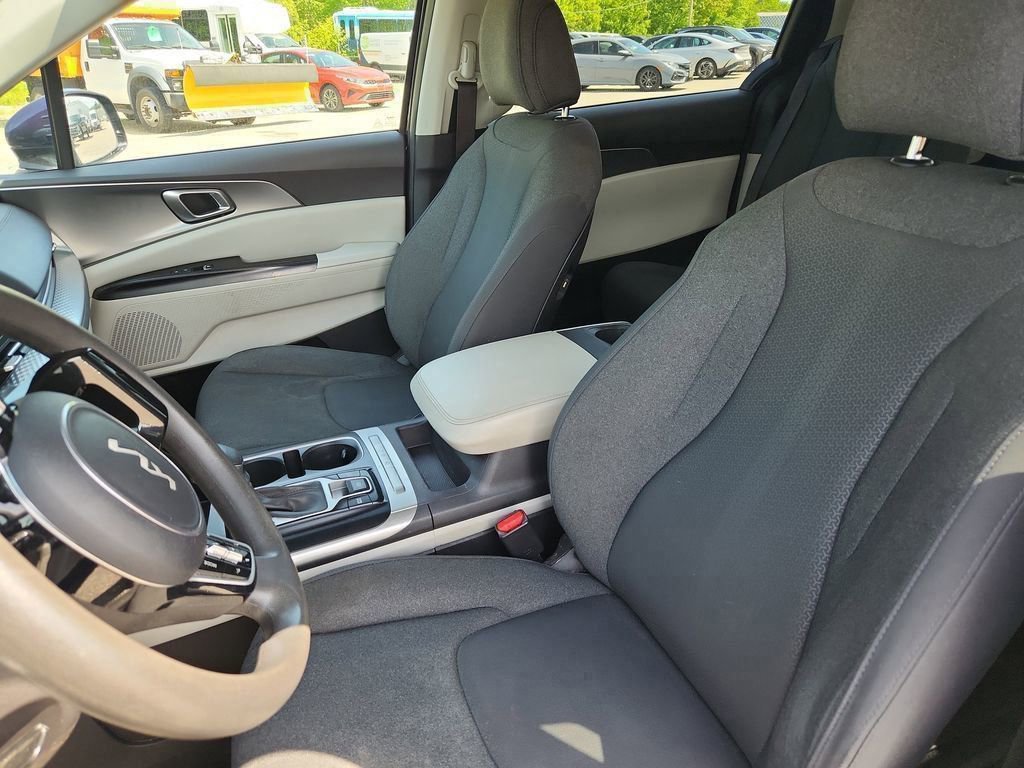 Used 2023 Kia Carnival LX image 18
