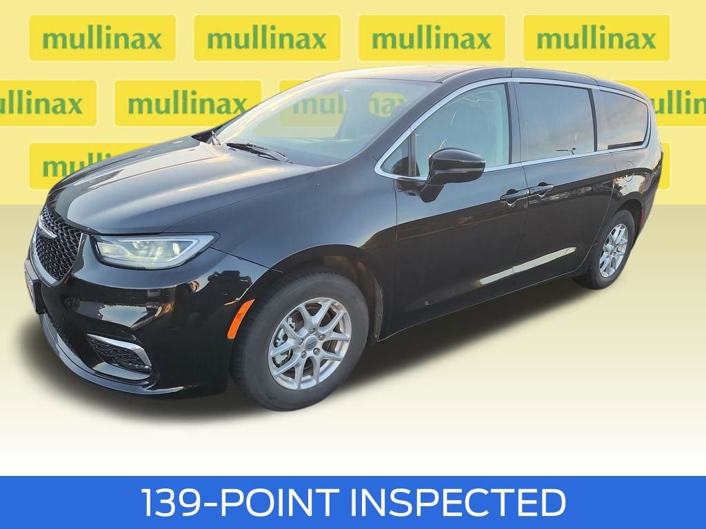 Used 2024 Chrysler Pacifica Touring-L image 15