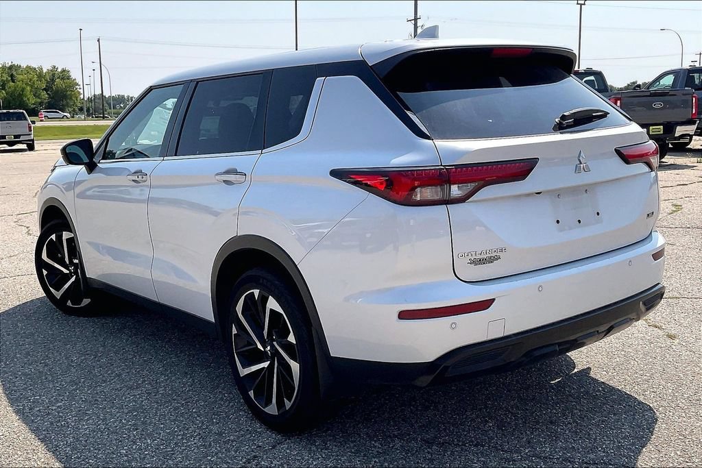 Used 2023 Mitsubishi Outlander SE AWD/4WD image 3