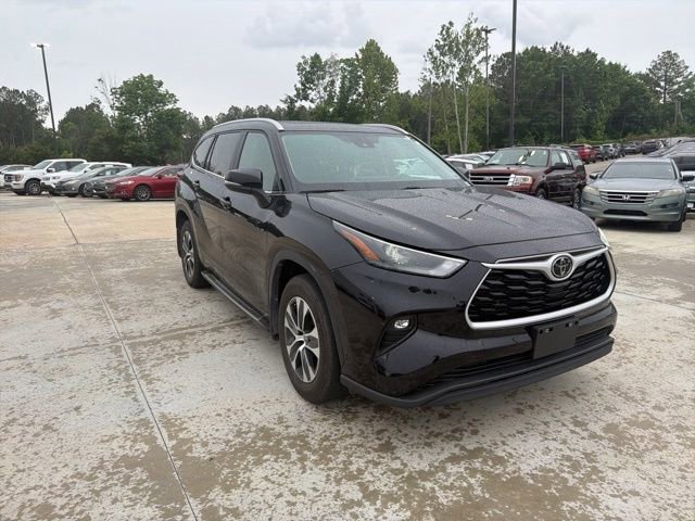 Used 2024 Toyota Highlander XLE AWD/4WD image 3