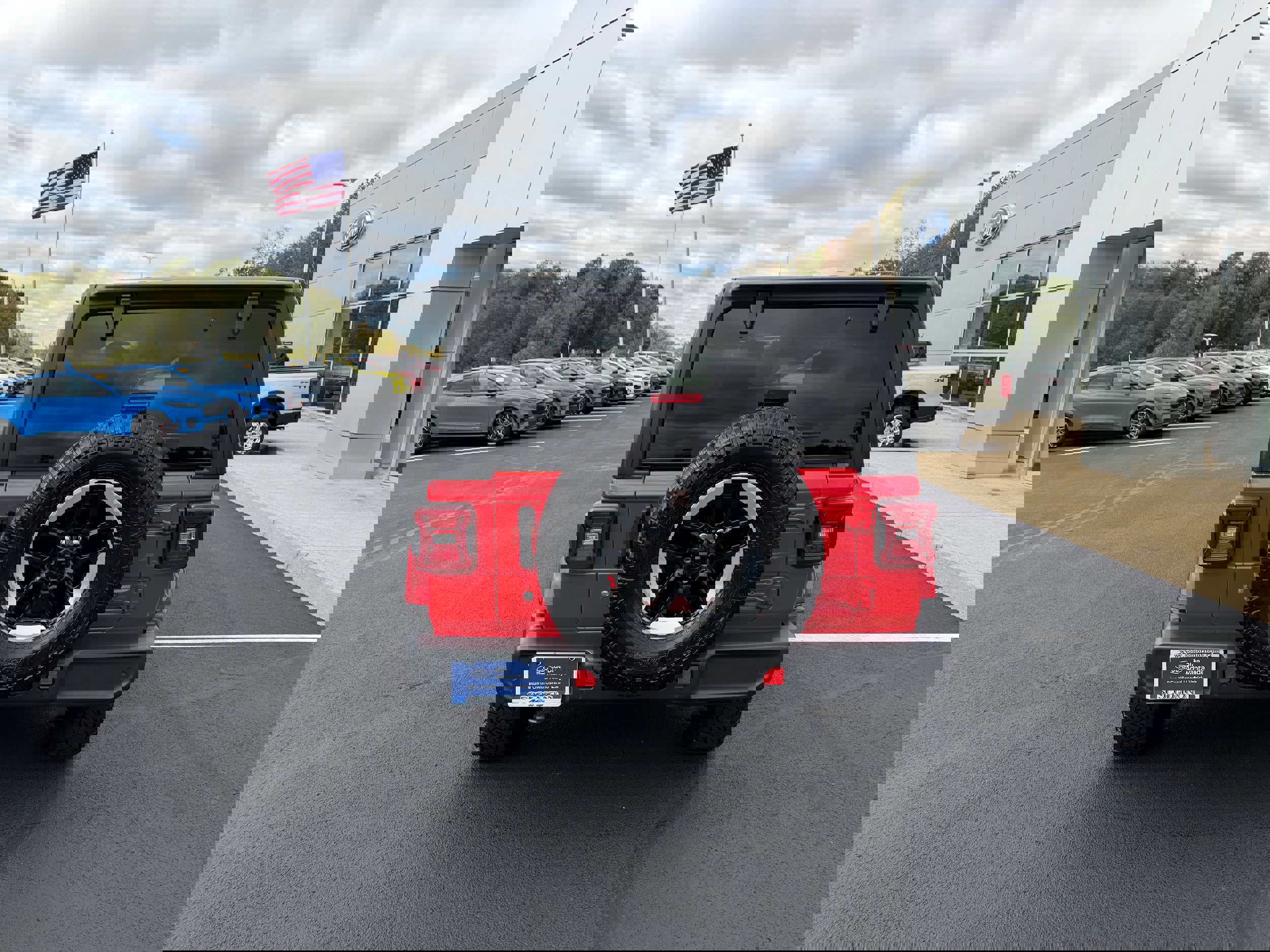 Used 2018 Jeep Wrangler Unlimited Sahara w/ Safety Group image 4