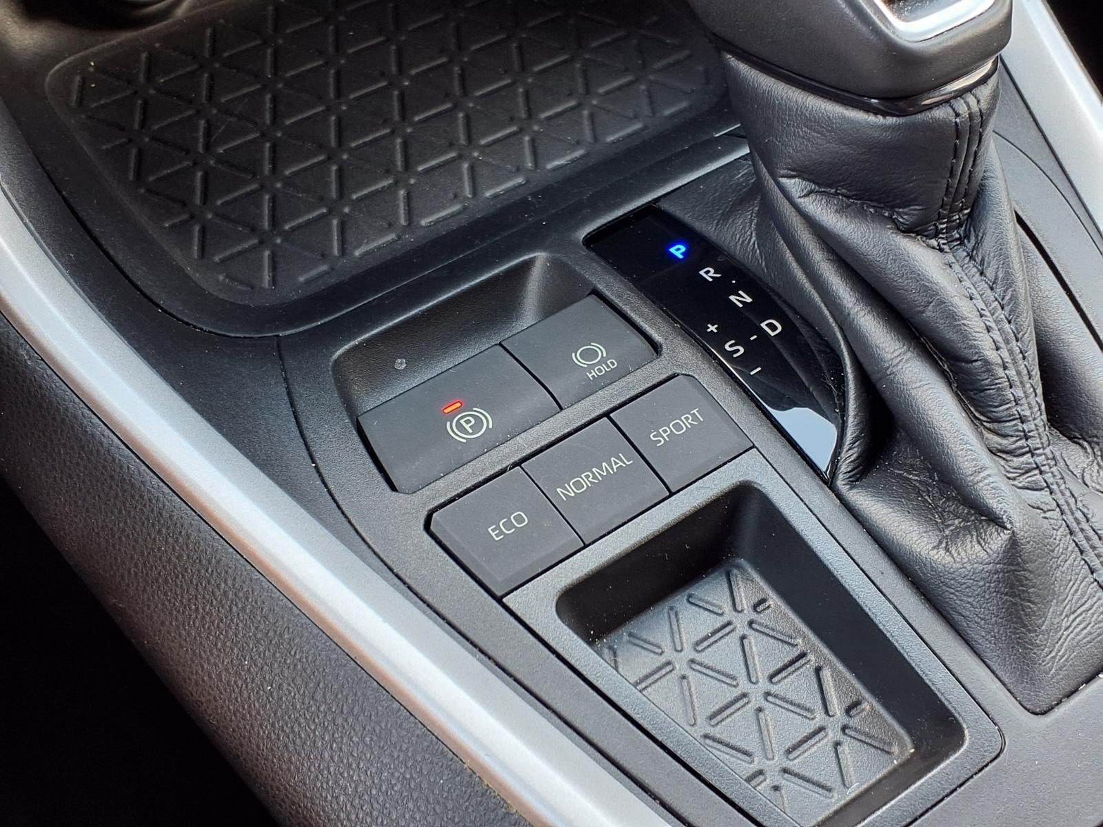 Used 2020 Toyota RAV4 XLE Premium FWD image 20
