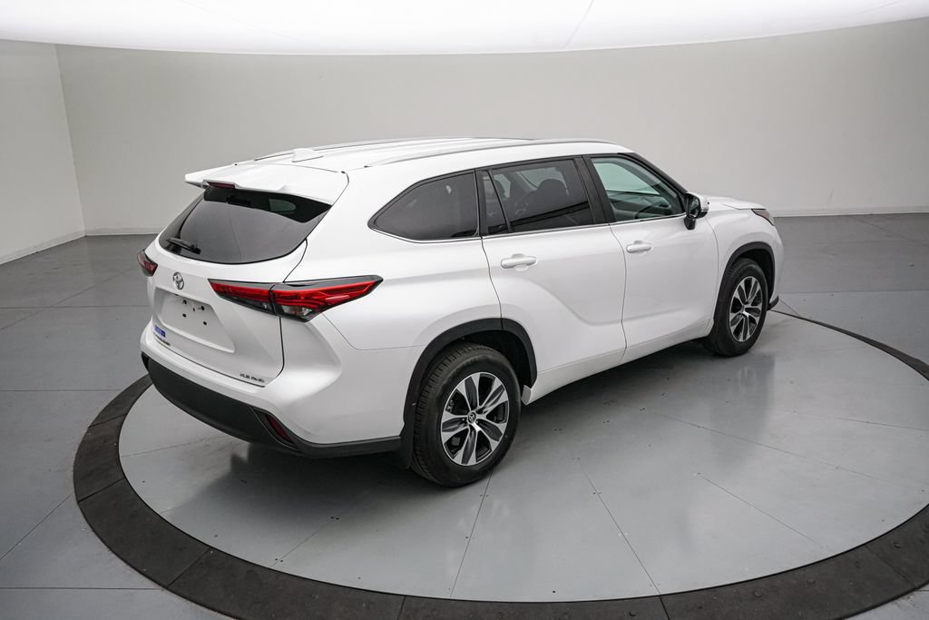Used 2023 Toyota Highlander XLE AWD/4WD image 4