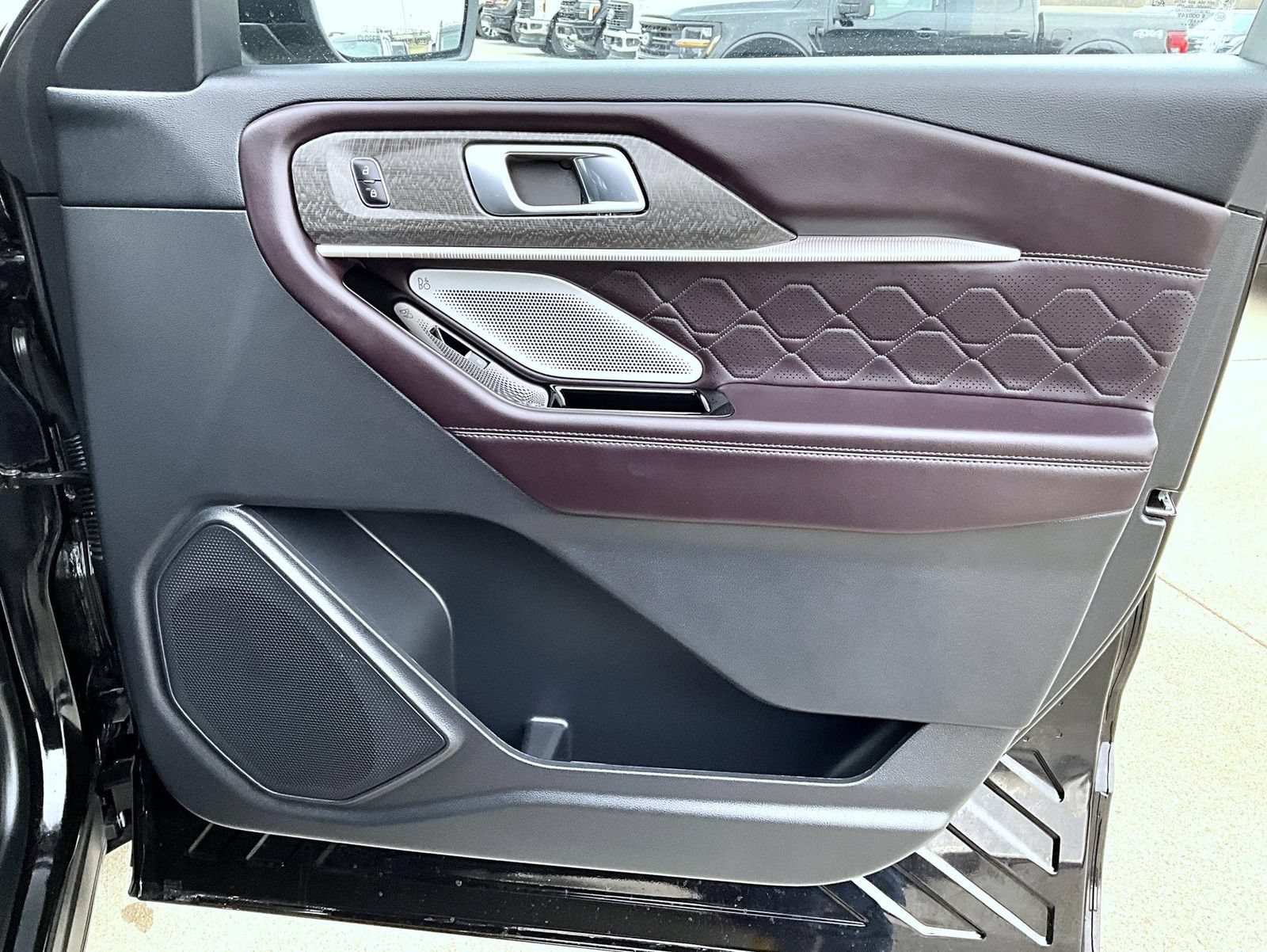Certified 2025 Ford Explorer Platinum w/ LUX Leather Package AWD/4WD image 17
