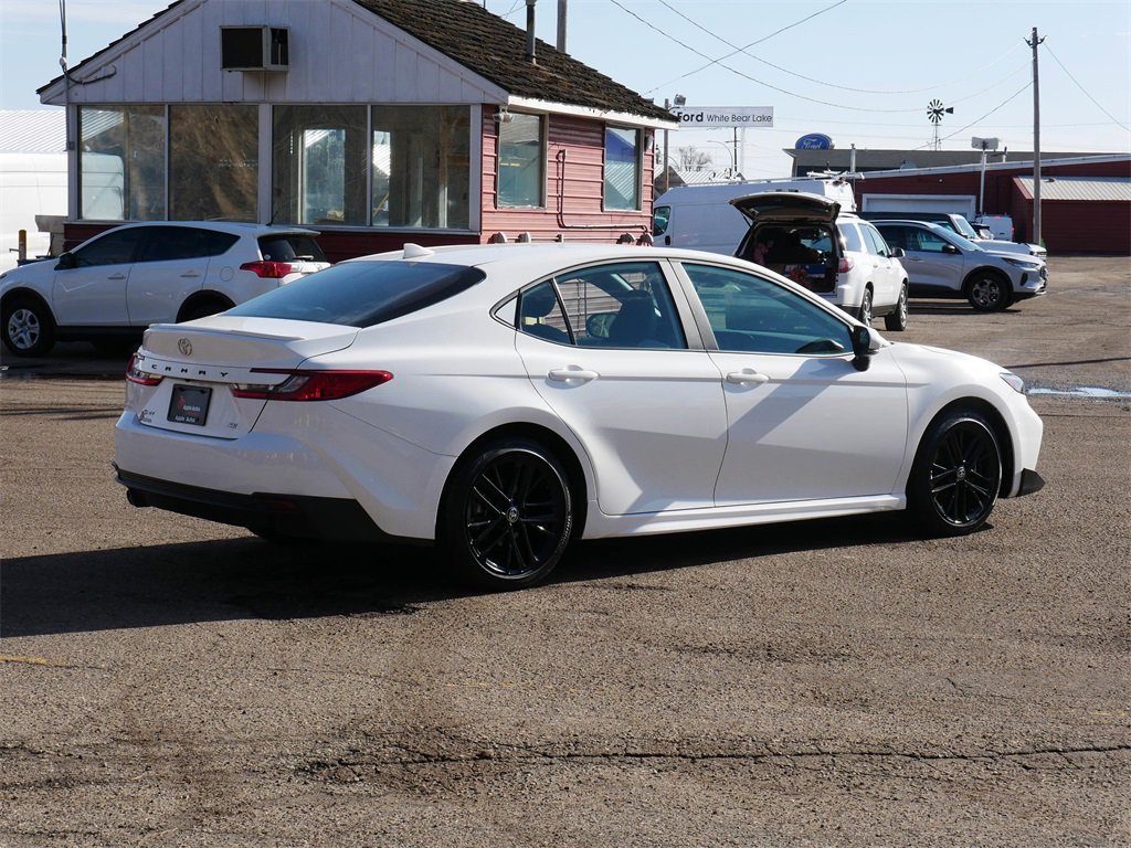 Used 2025 Toyota Camry SE image 3