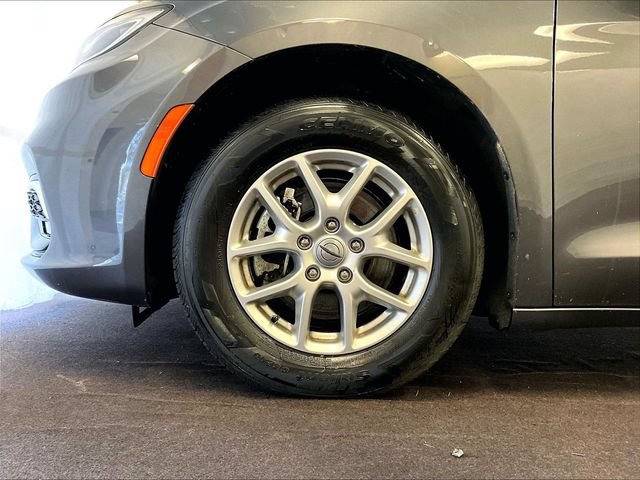Used 2023 Chrysler Pacifica Touring-L FWD image 8