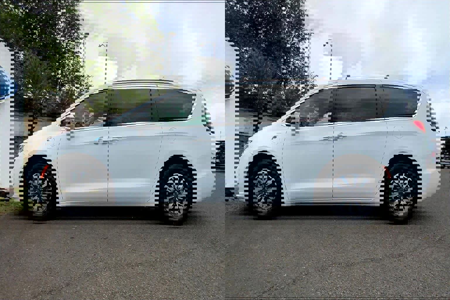 Used 2021 Chrysler Pacifica Touring-L image 5