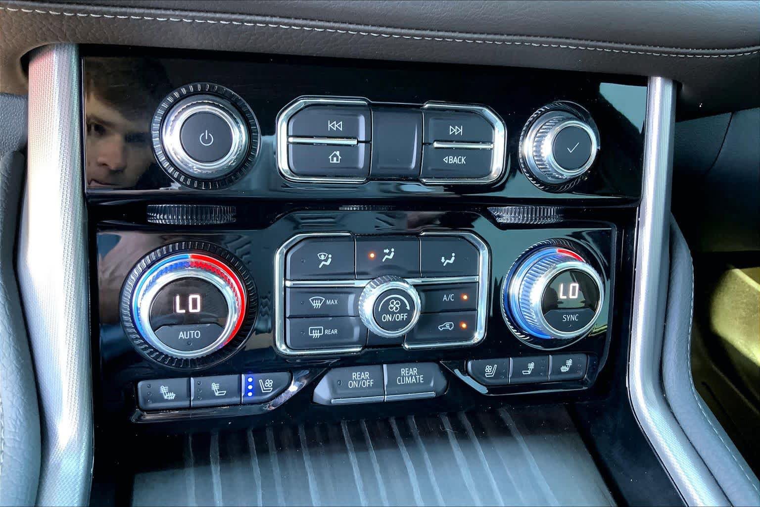 Used 2022 GMC Yukon XL Denali AWD/4WD image 34