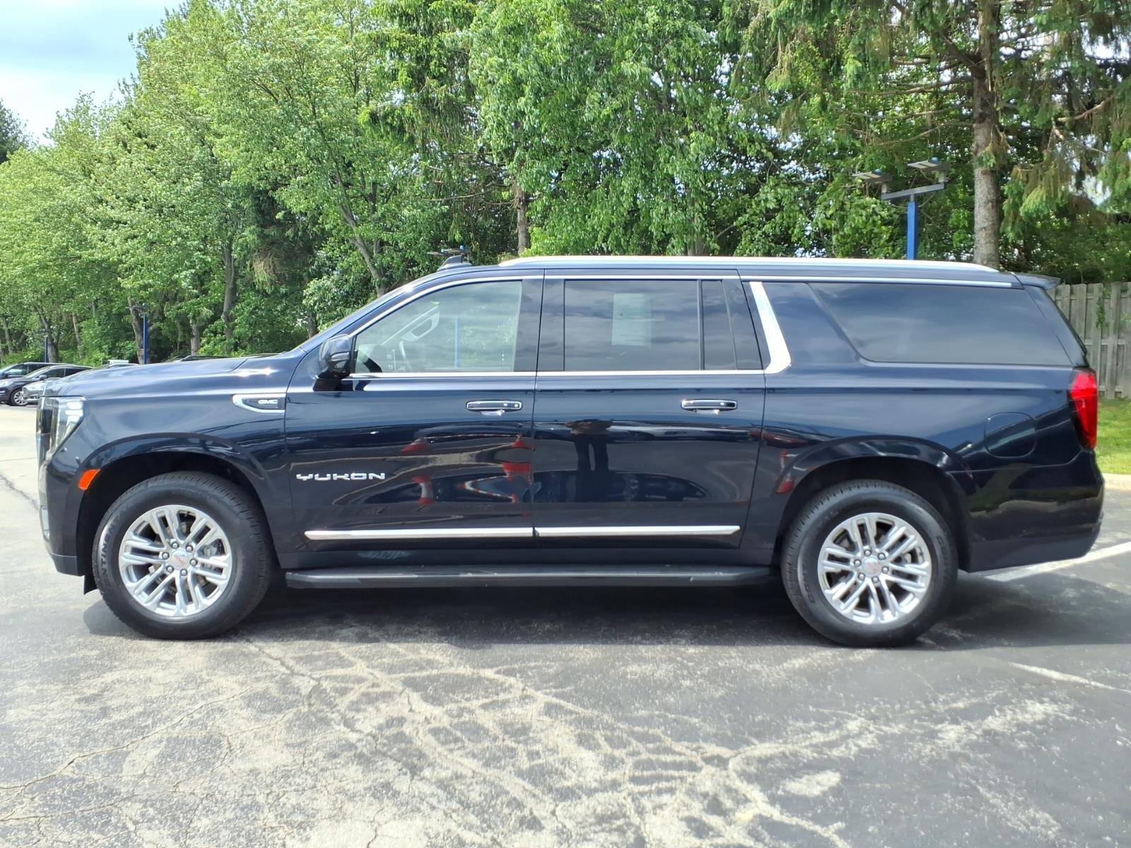 Used 2022 GMC Yukon XL SLT w/ SLT Premium Package AWD/4WD image 6