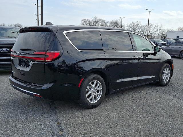 Used 2025 Chrysler Pacifica Select image 4