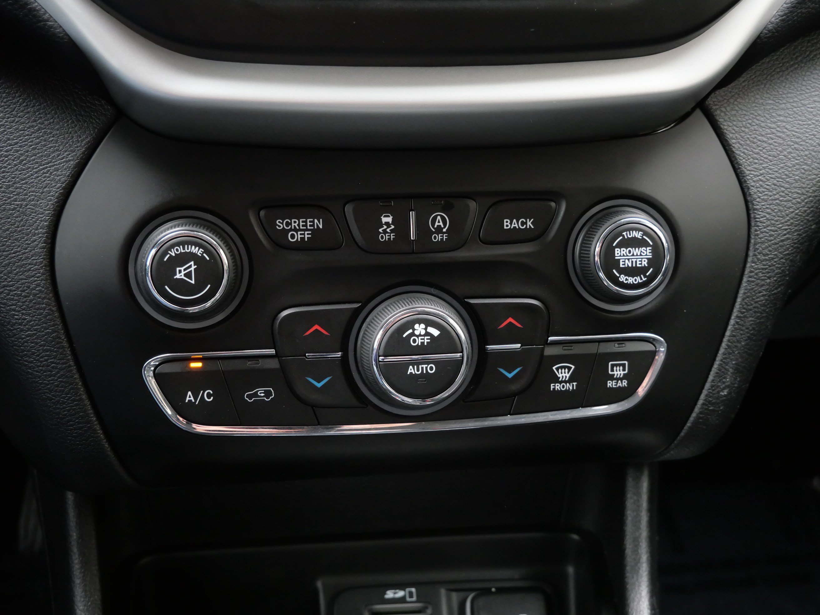 Used 2018 Jeep Cherokee Latitude Plus w/ Comfort/Convenience Group AWD/4WD image 23