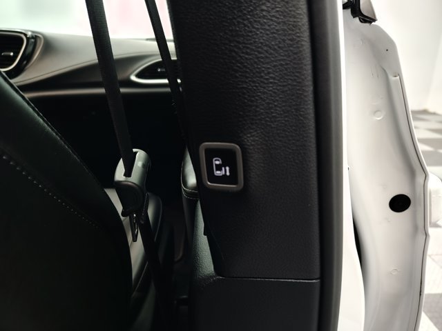 Used 2025 Chrysler Pacifica Select FWD image 27