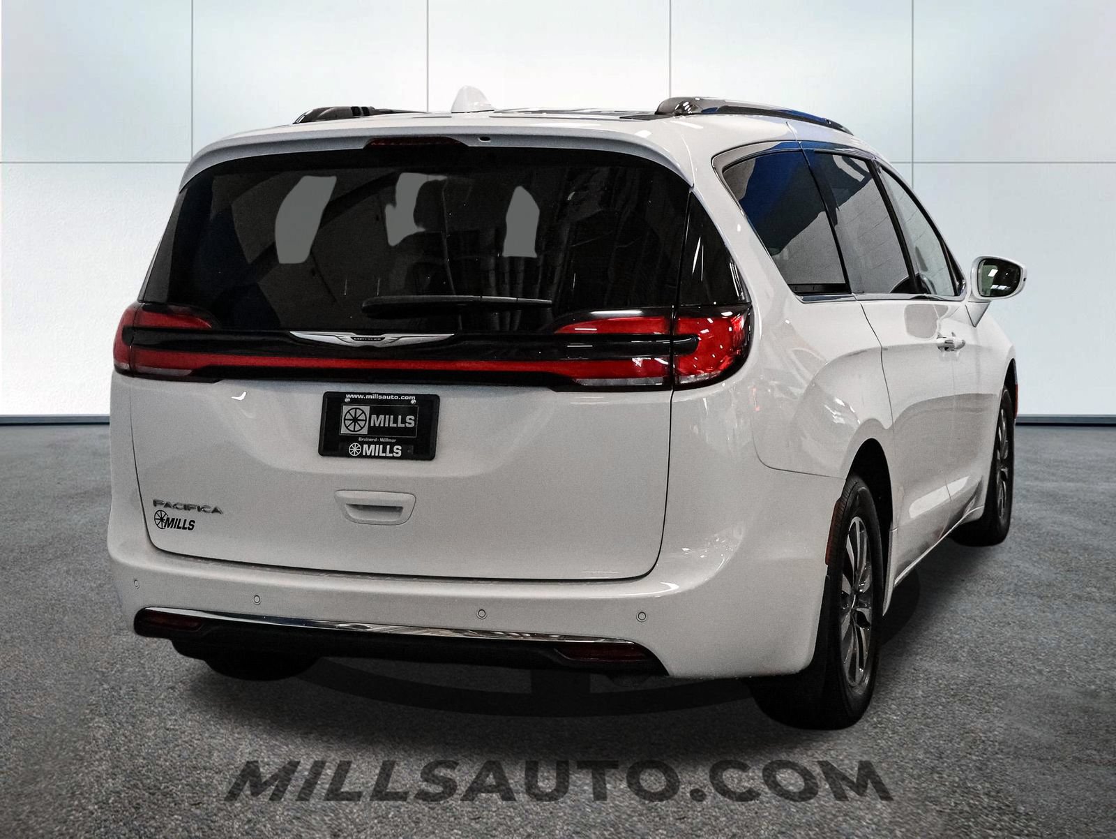 Used 2021 Chrysler Pacifica Touring-L FWD image 7