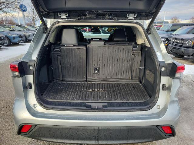 Used 2023 Toyota Highlander XLE image 29