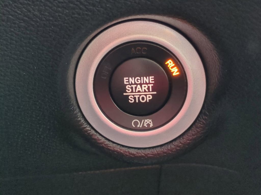 Used 2025 Chrysler Pacifica Select image 29