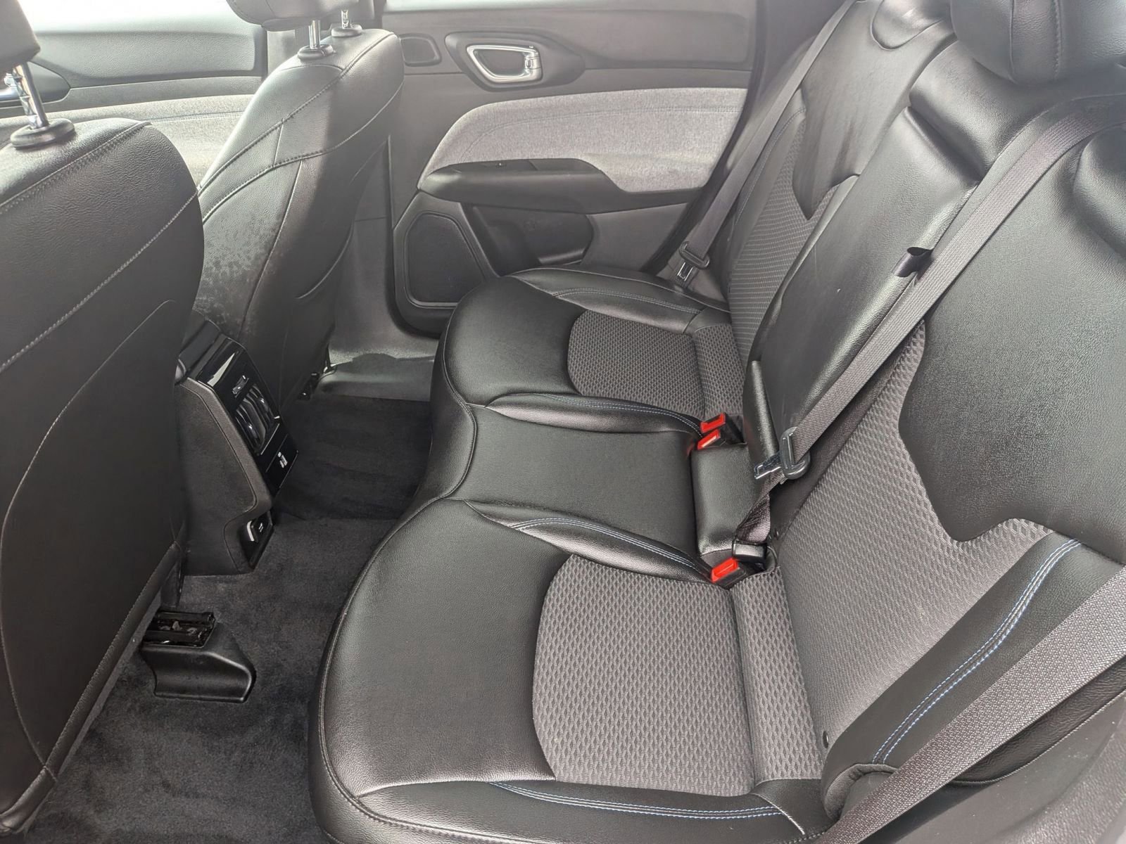 Used 2025 Jeep Compass Latitude w/ Sun & Sound Group AWD/4WD image 26