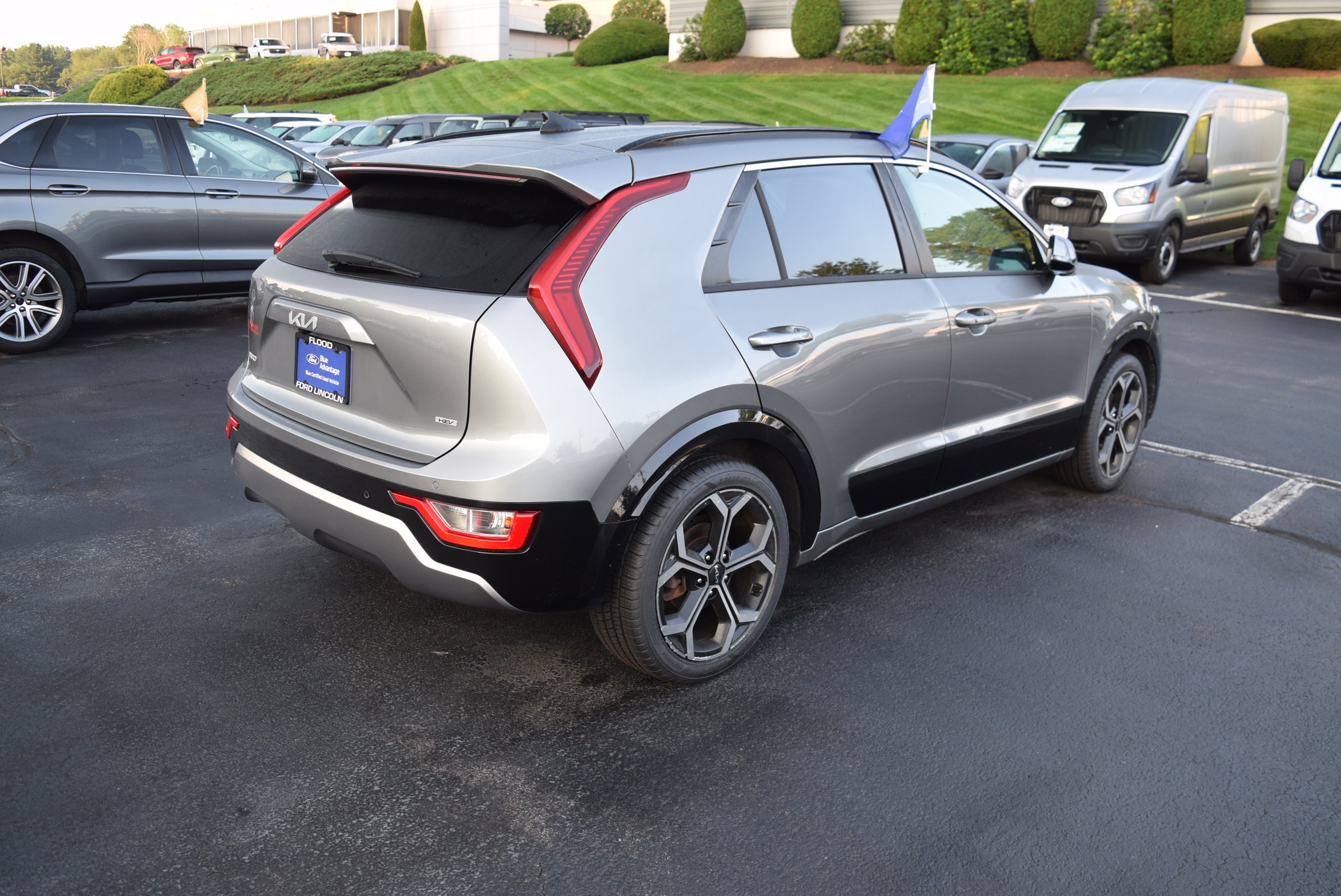 Used 2023 Kia Niro EX Touring FWD image 4