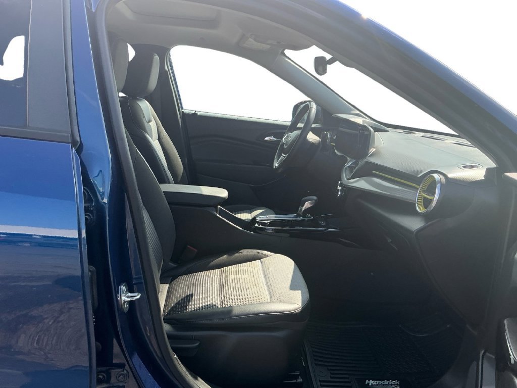 Used 2024 Chevrolet Trax LT w/ Sunroof Package FWD image 22